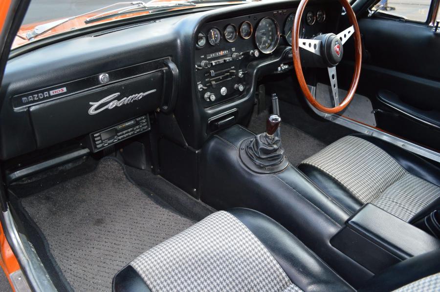 Интерьер Mazda 110S 1968 года  (фото 13 из 17)